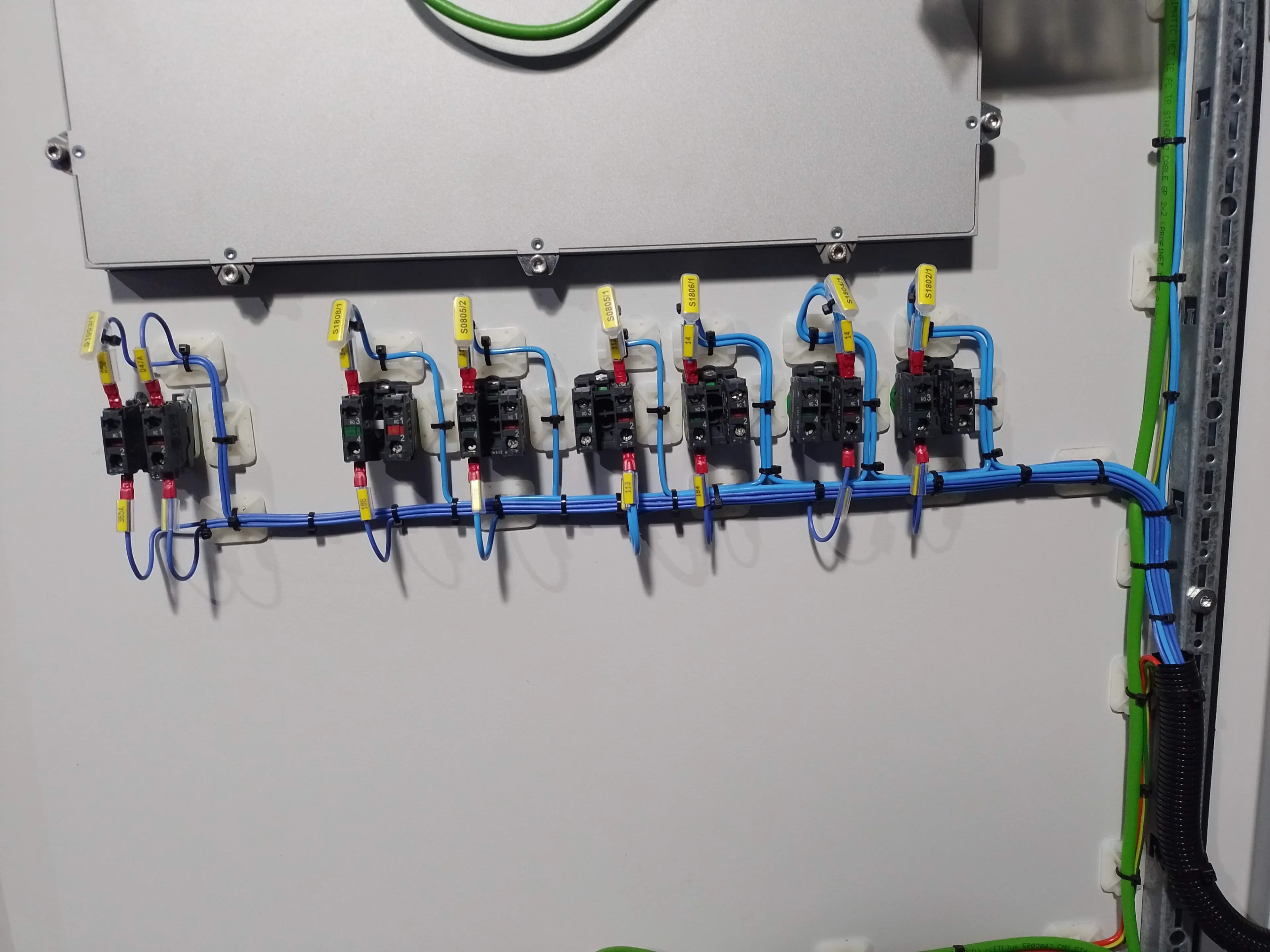 Trabajo eléctrico realizado por MEC Soluciones 6